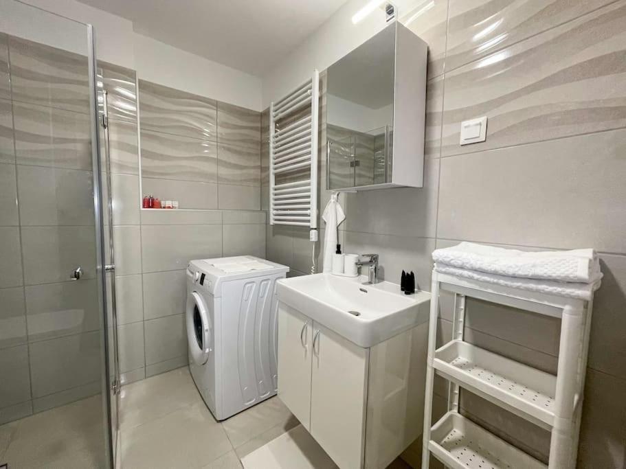 Brand New Danube W Balcony And Free Parking *