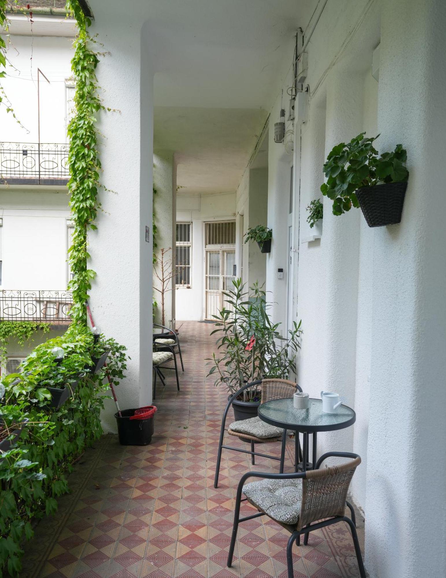Apartament Near Park Only 5 Minutes Walk , Where Find The World Famous Szechenyi Thermal Bath Spa, Capital Circus , Museums The Is Modern And Newly Renovated ,in A Quiet And Peaceful Oasis With Ac ,smart Tv, High Speed Internet