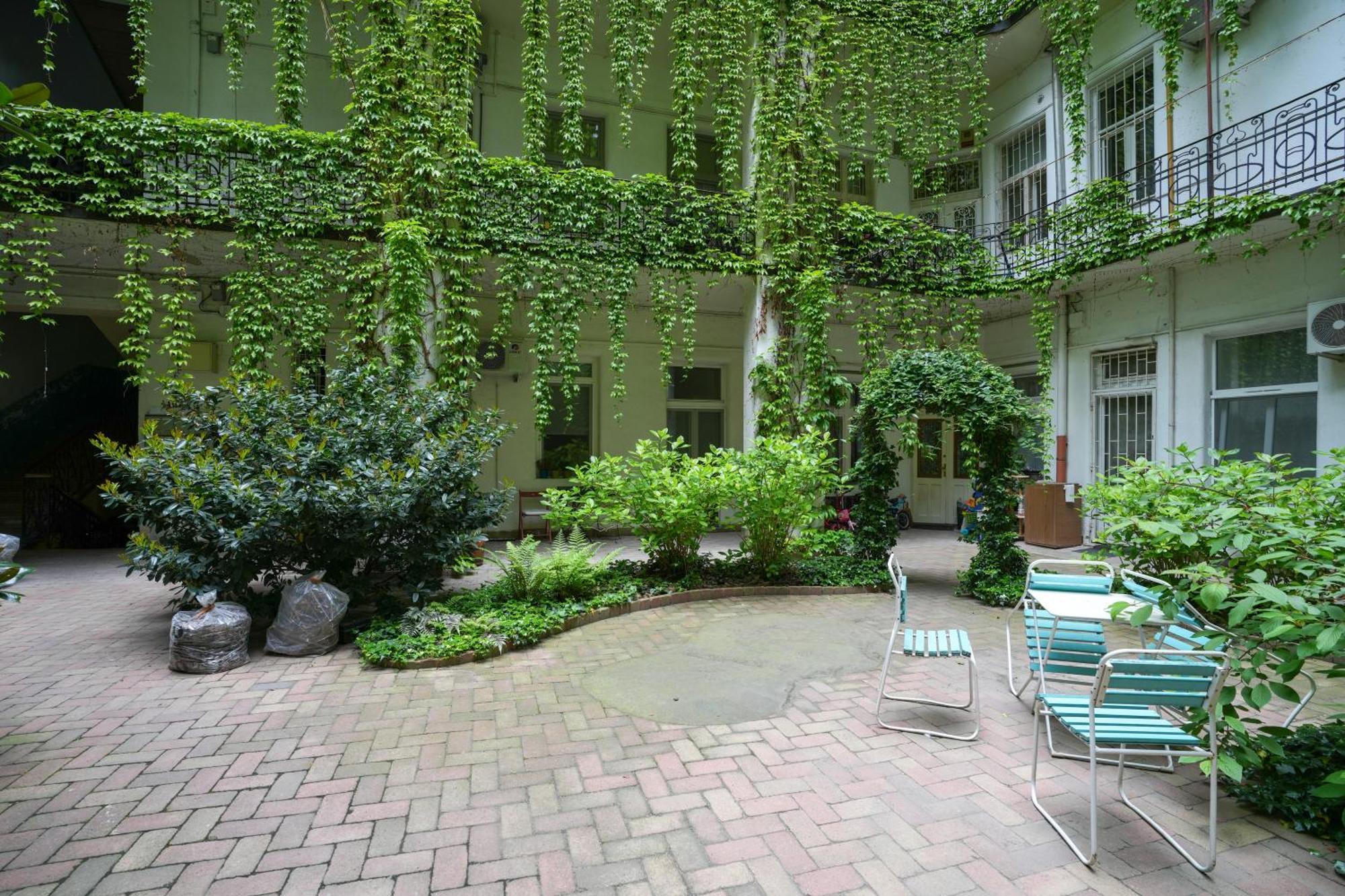 Near Park Only 5 Minutes Walk , Where Find The World Famous Szechenyi Thermal Bath Spa, Capital Circus , Museums The Is Modern And Newly Renovated ,in A Quiet And Peaceful Oasis With Ac ,smart Tv, High Speed Internet Apartament