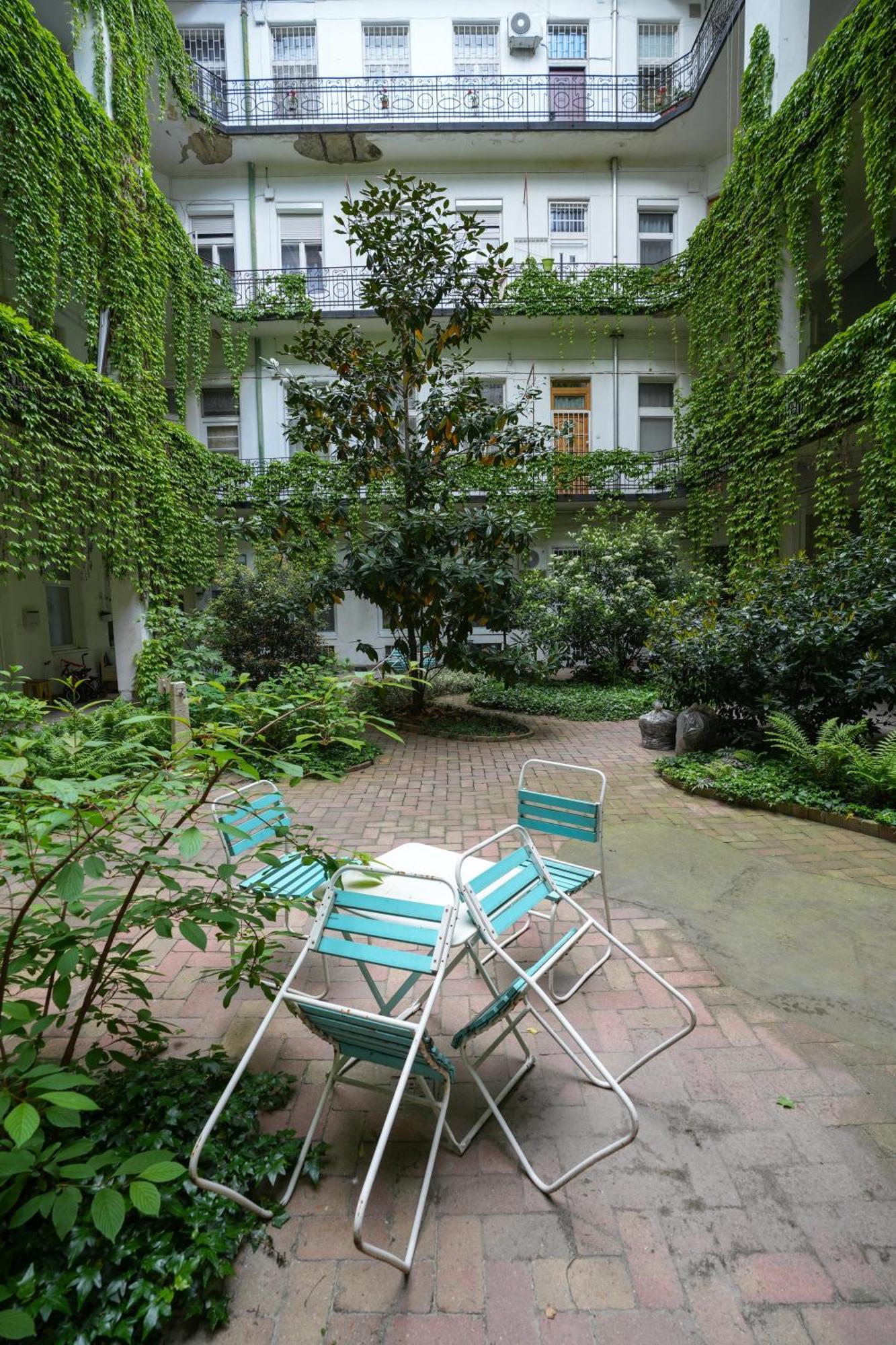 Near Park Only 5 Minutes Walk , Where Find The World Famous Szechenyi Thermal Bath Spa, Capital Circus , Museums The Is Modern And Newly Renovated ,in A Quiet And Peaceful Oasis With Ac ,smart Tv, High Speed Internet Apartament