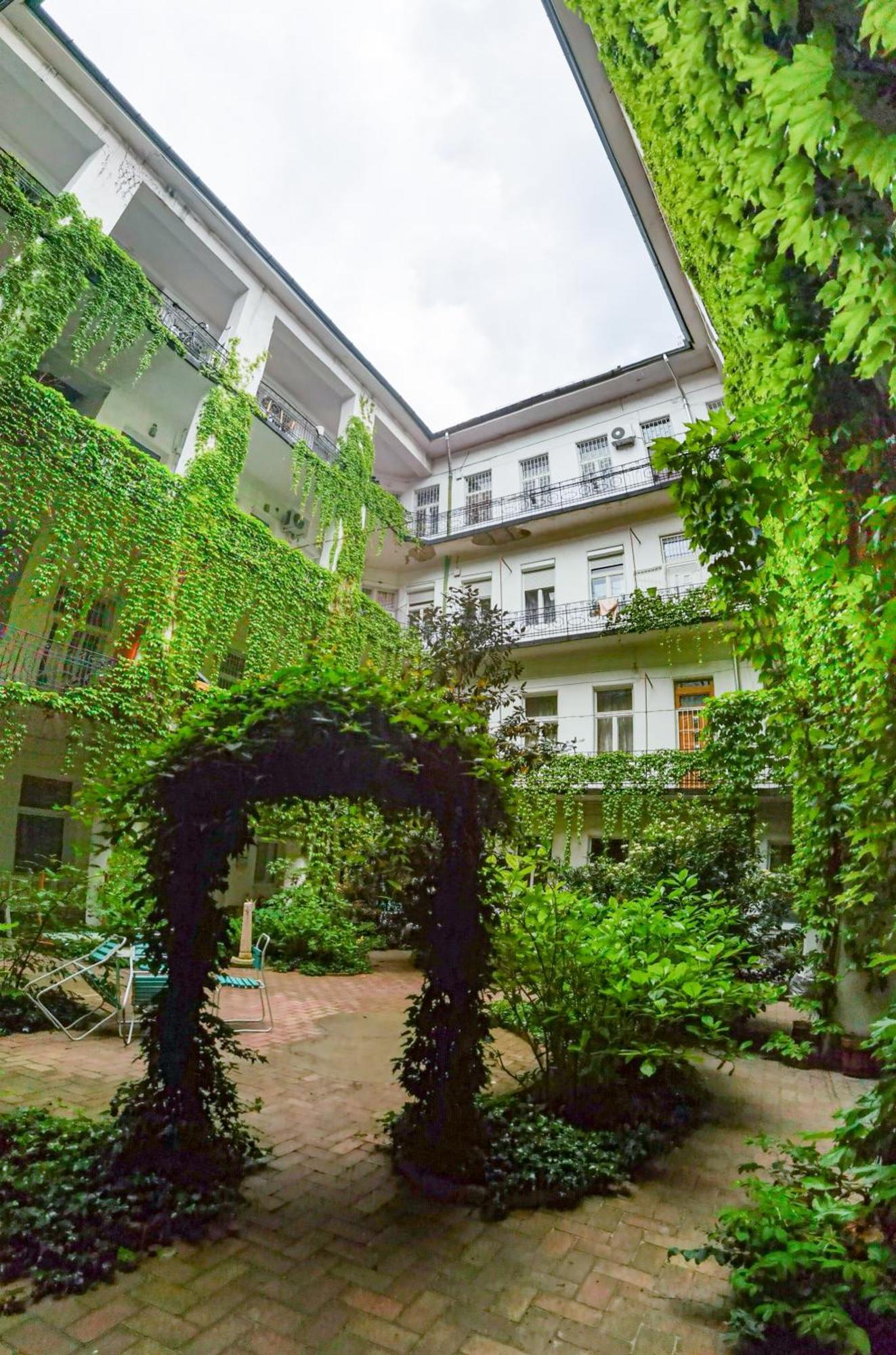Near Park Only 5 Minutes Walk , Where Find The World Famous Szechenyi Thermal Bath Spa, Capital Circus , Museums The Is Modern And Newly Renovated ,in A Quiet And Peaceful Oasis With Ac ,smart Tv, High Speed Internet Apartament