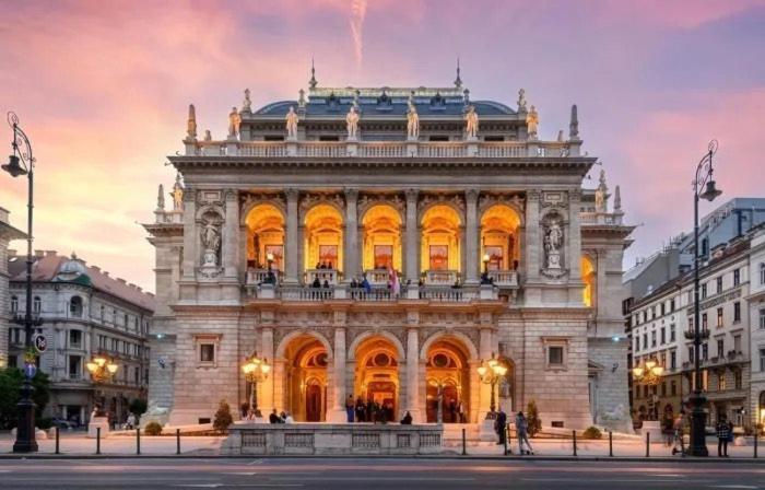 Walk To Opera House - 3br Live In Designer * Budapest