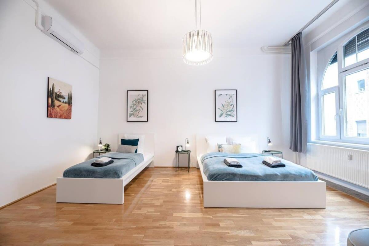 Ultra Spacious In Vaci Street Apartment Budapest