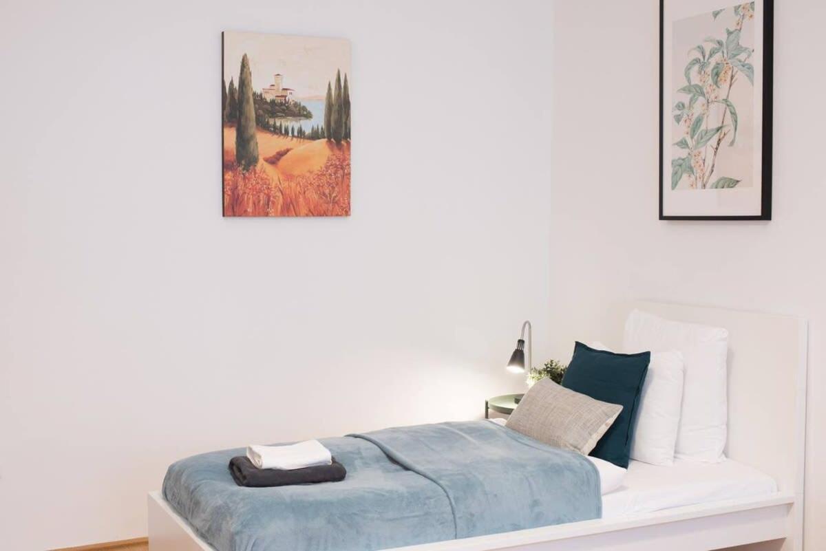 Ultra Spacious In Vaci Street Apartment Budapest