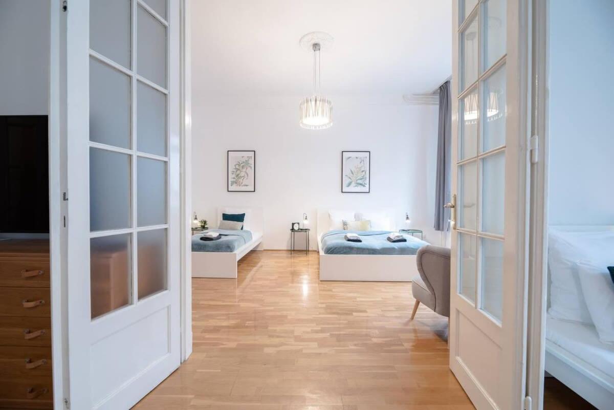 Ultra Spacious In Vaci Street Apartment Budapest