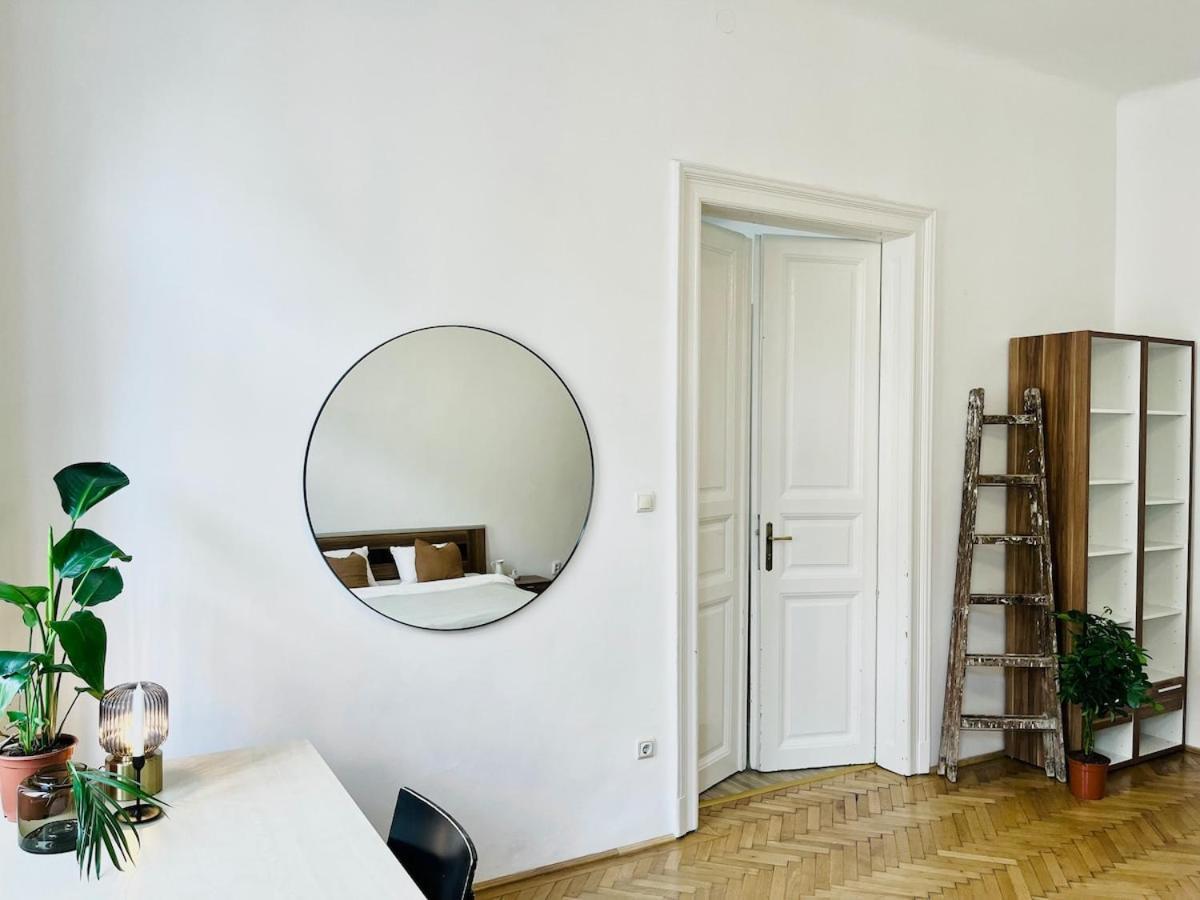 Your Charming And Spacious Historical Apartment *