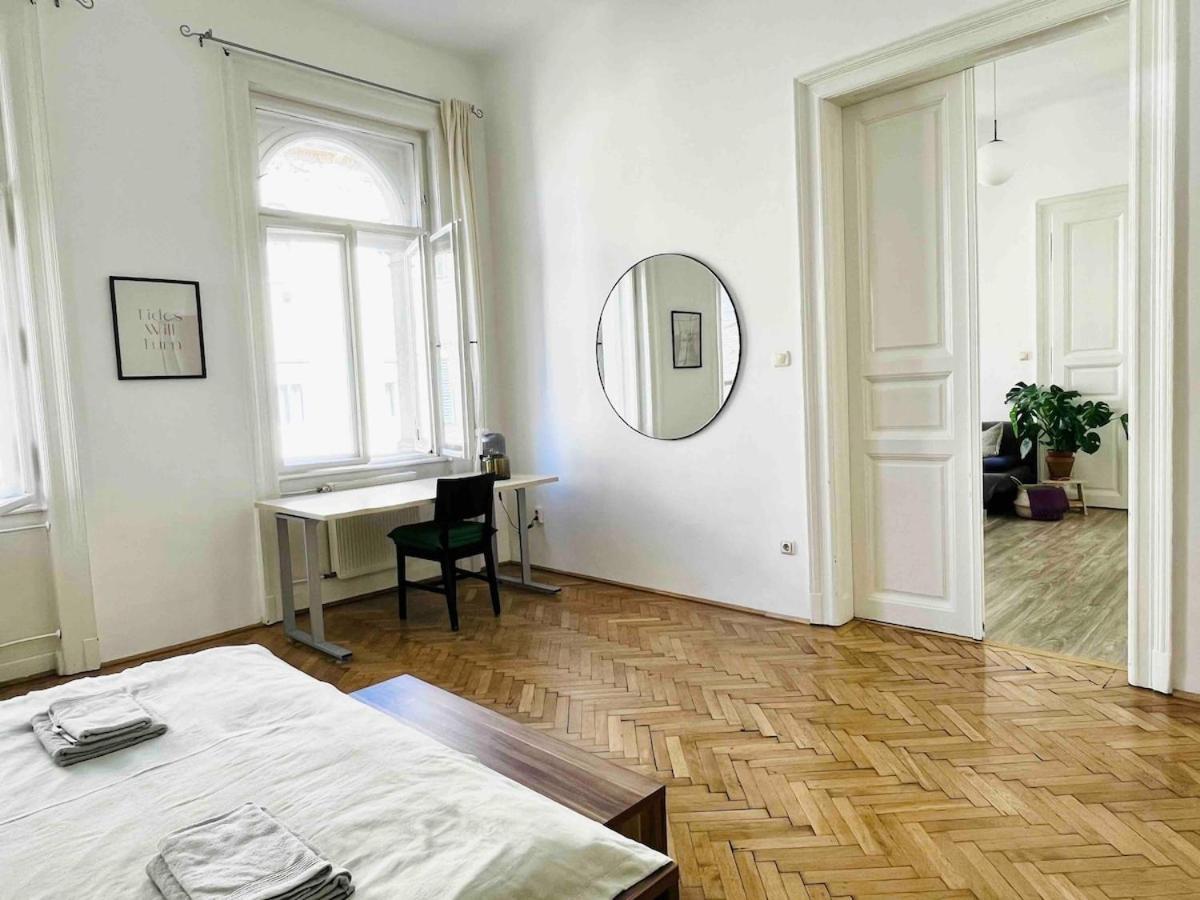 Apartment Your Charming And Spacious Historical Budapest