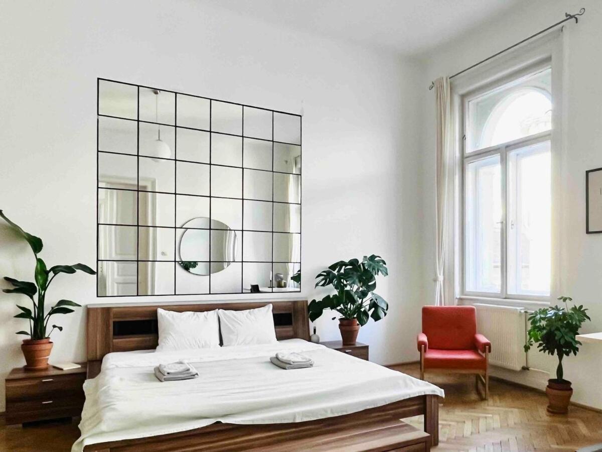 Your Charming And Spacious Historical Apartment Budapest