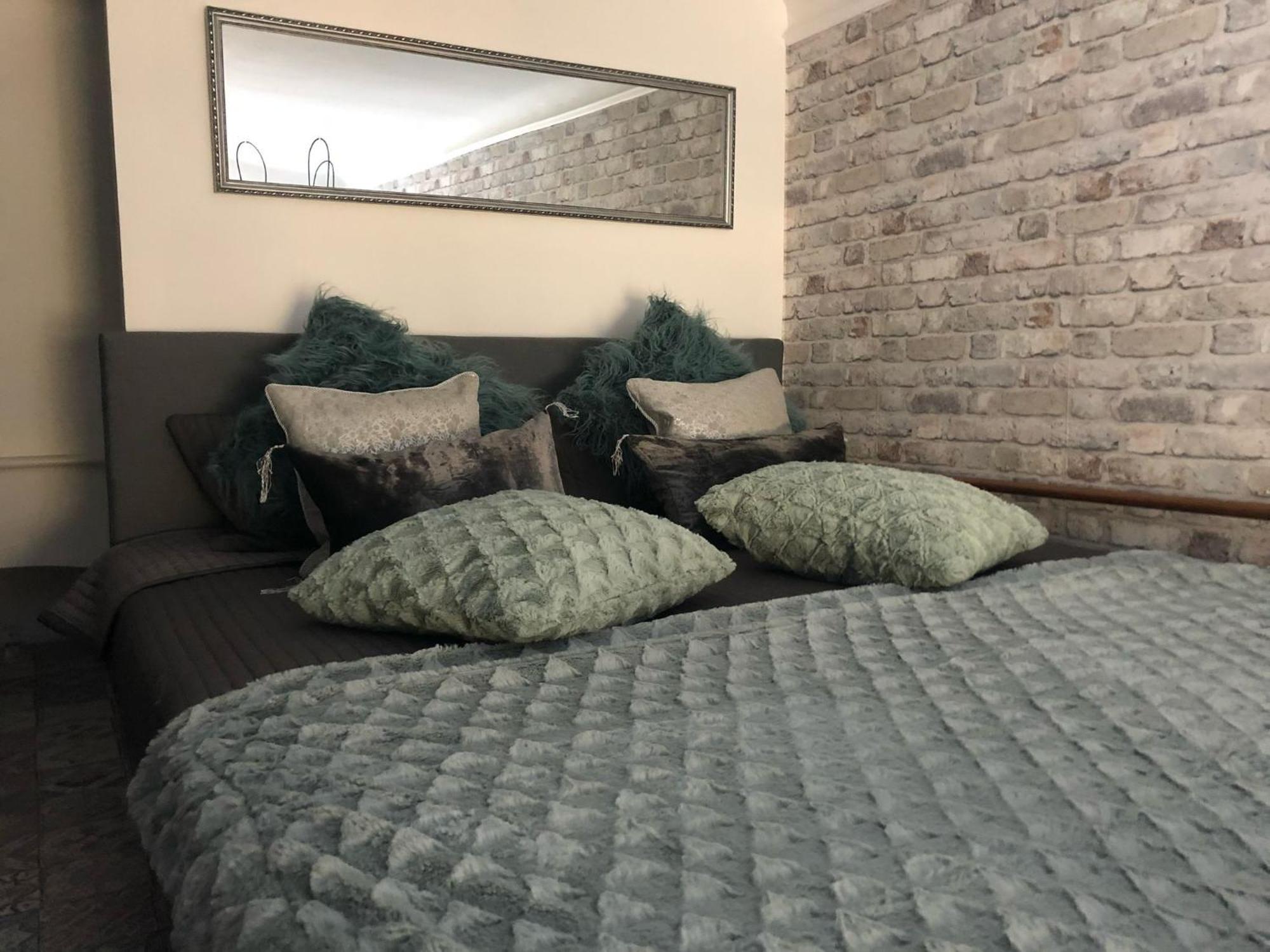 Apartment Corvin Near Semmelweis And Heimpal *