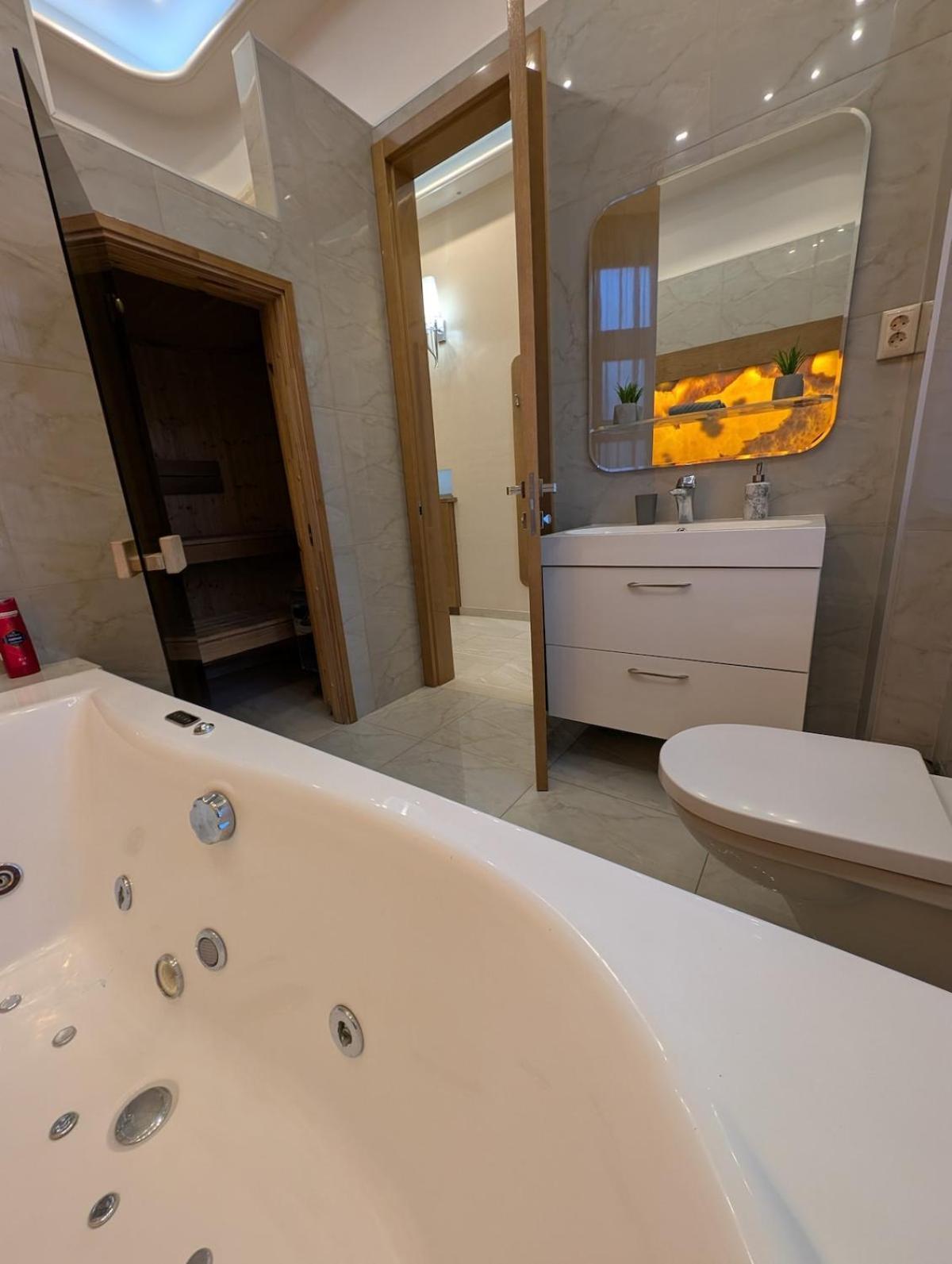 Heart Of Downtown Luxury Condo, Private Spa, Cinema, Patio