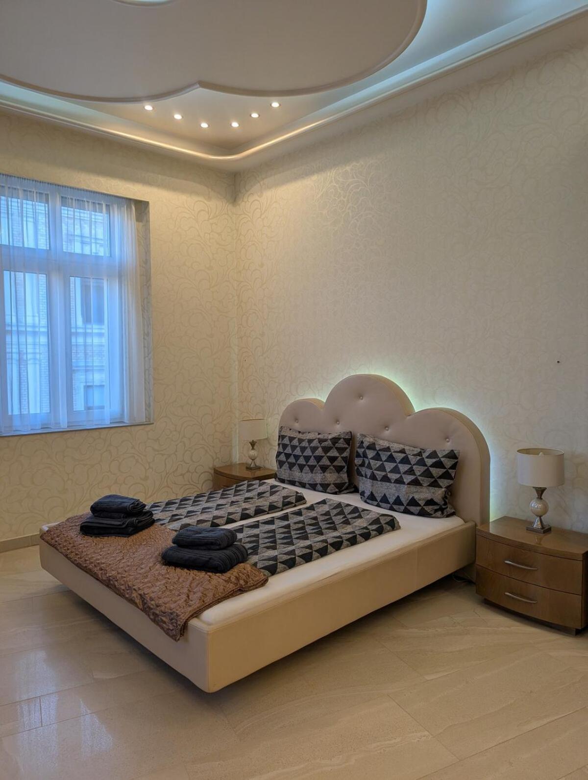 Heart Of Downtown Luxury Condo, Private Spa, Cinema, Patio * Boedapest