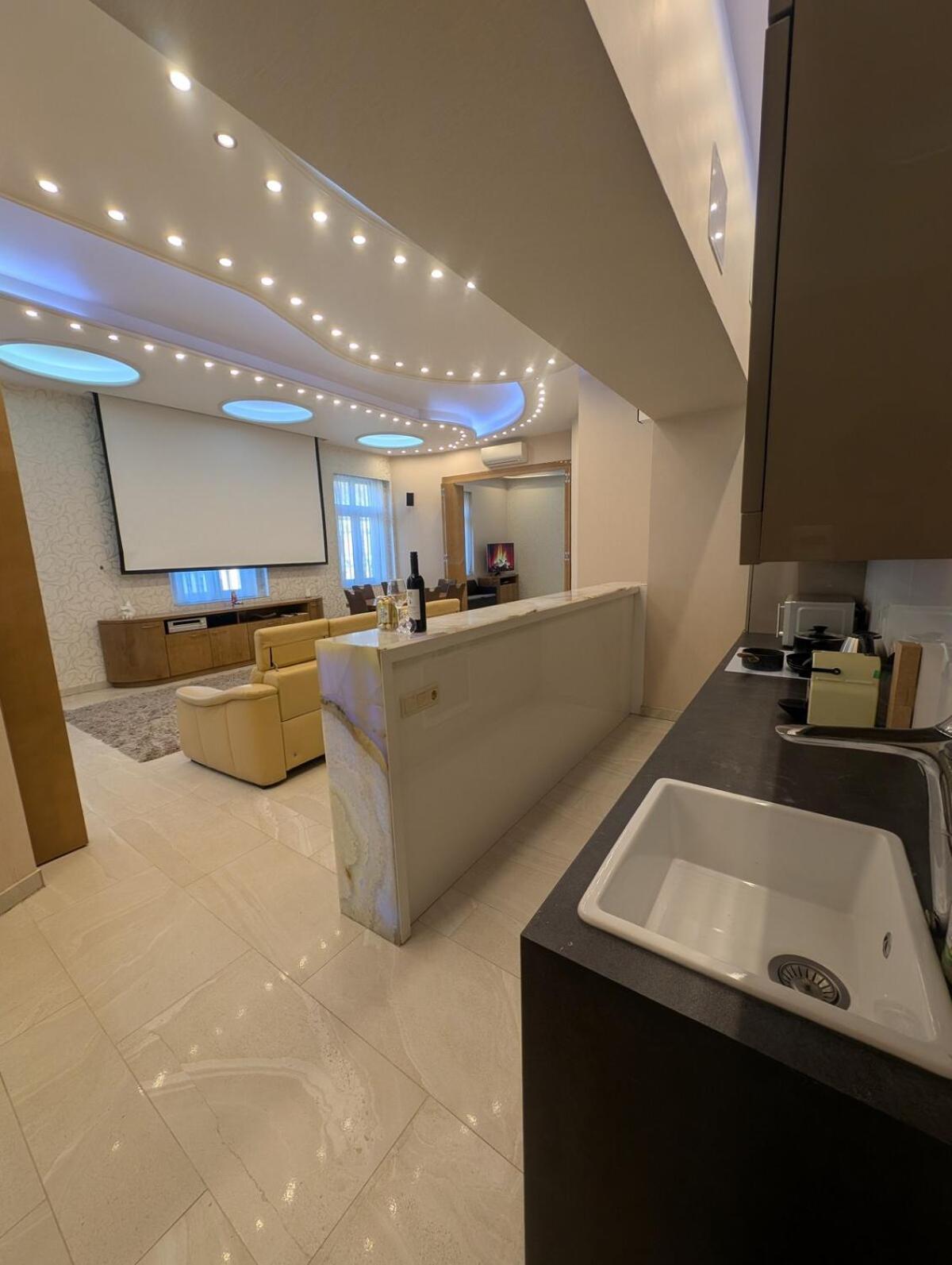 Heart Of Downtown Luxury Condo, Private Spa, Cinema, Patio