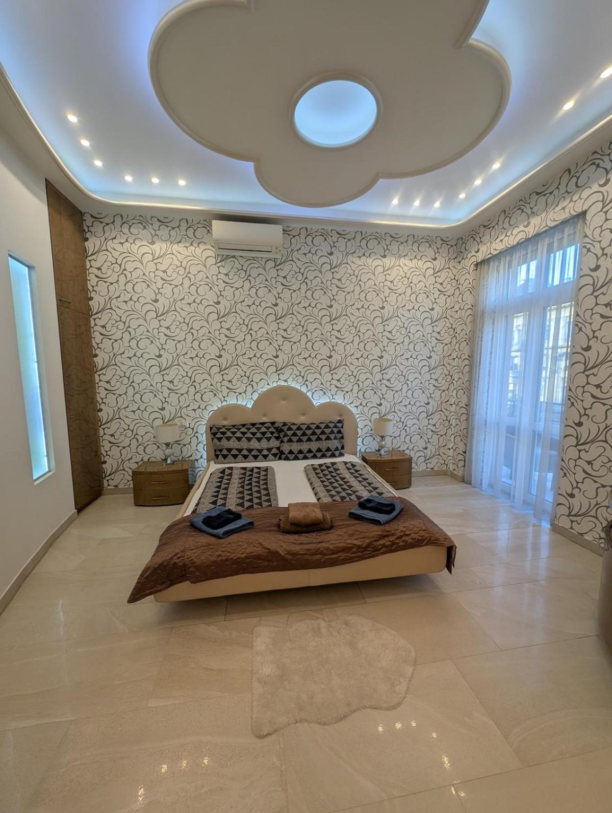 Heart Of Downtown Luxury Condo, Private Spa, Cinema, Patio