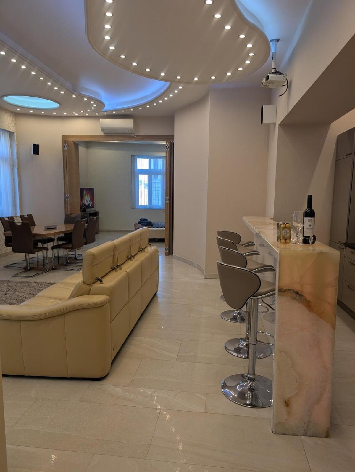 Heart Of Downtown Luxury Condo, Private Spa, Cinema, Patio *