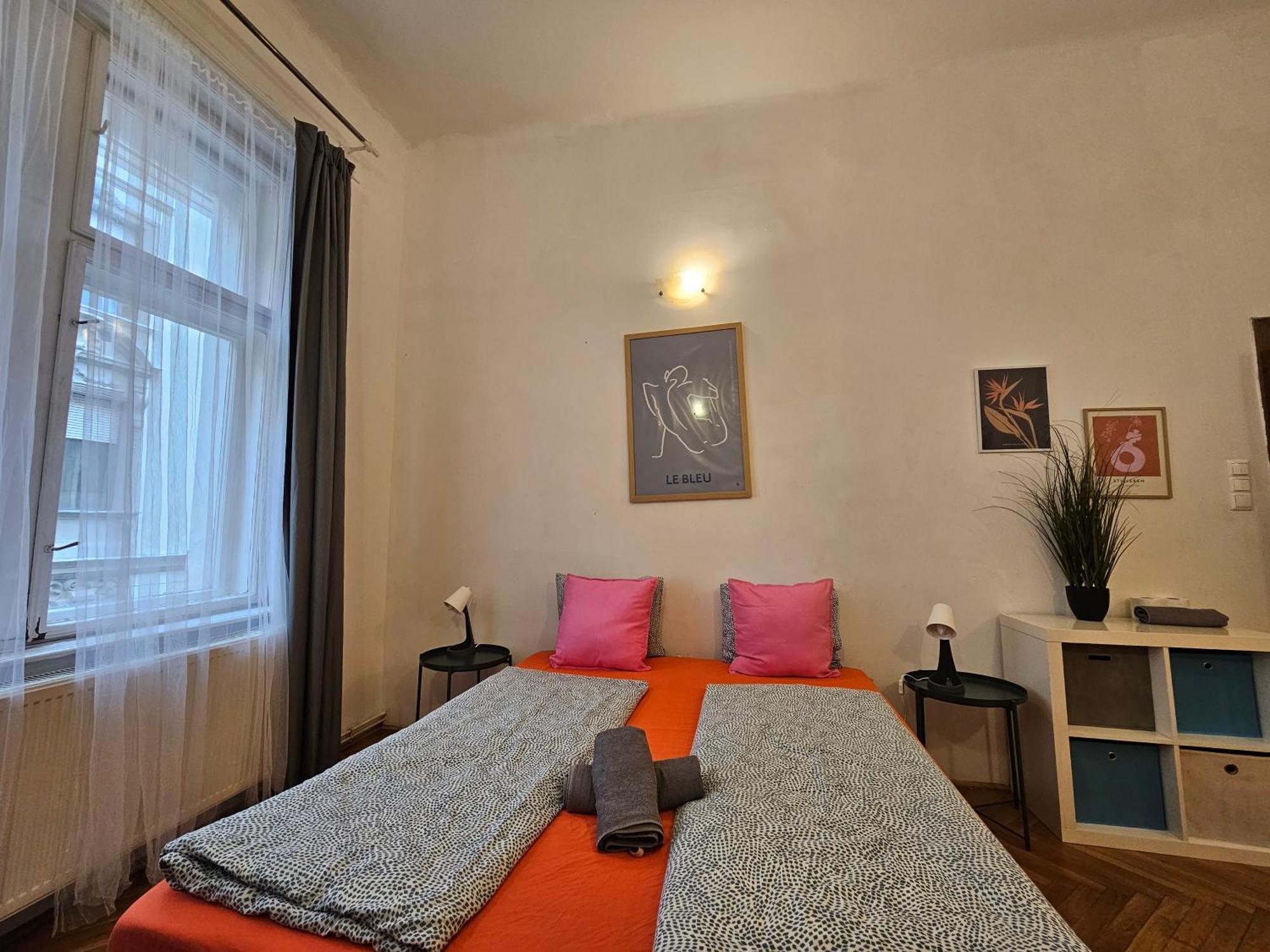 Hostal Vibrant Center *