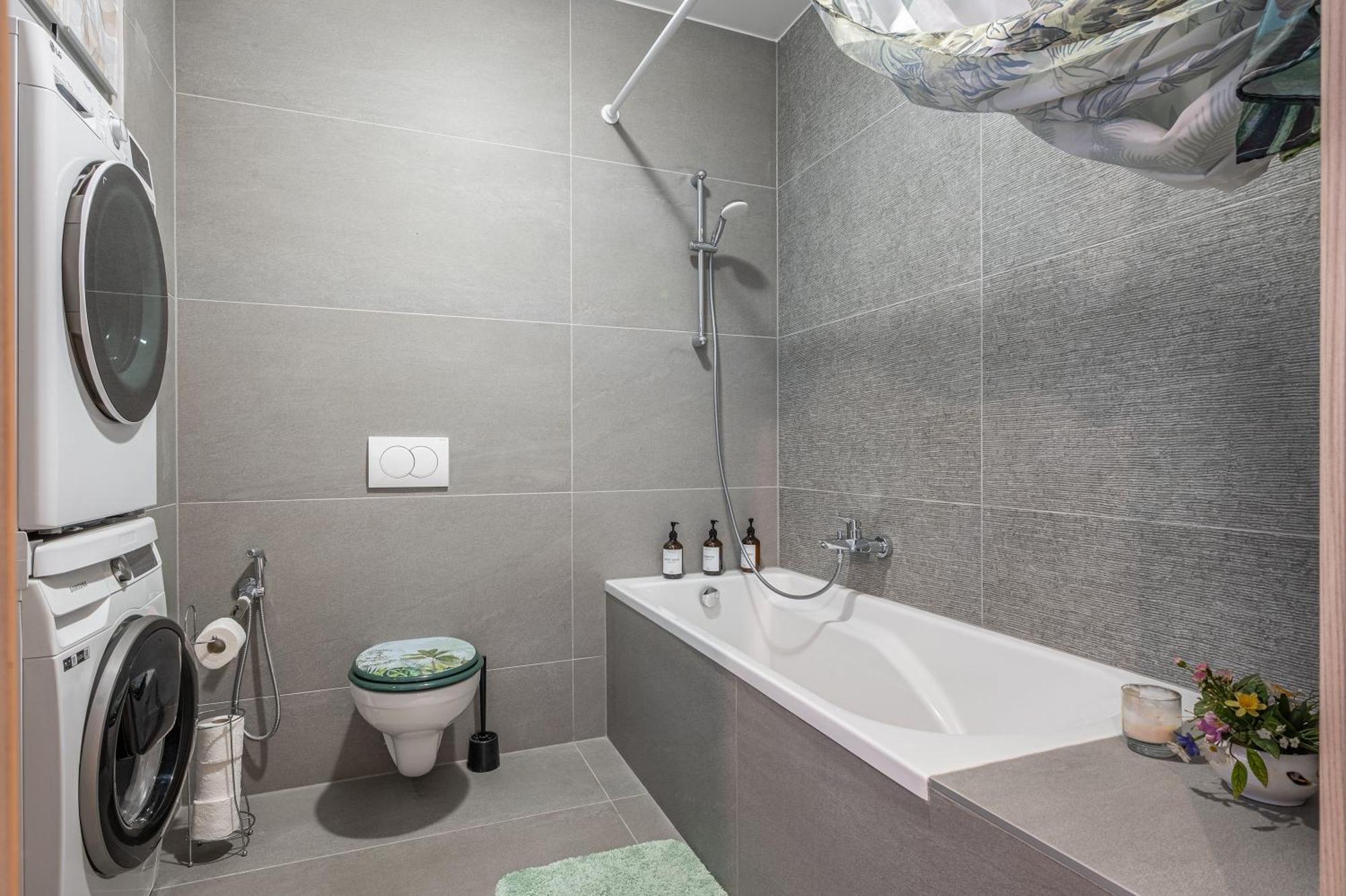 Luxury Penthouse W Garage - Centre Apartment *