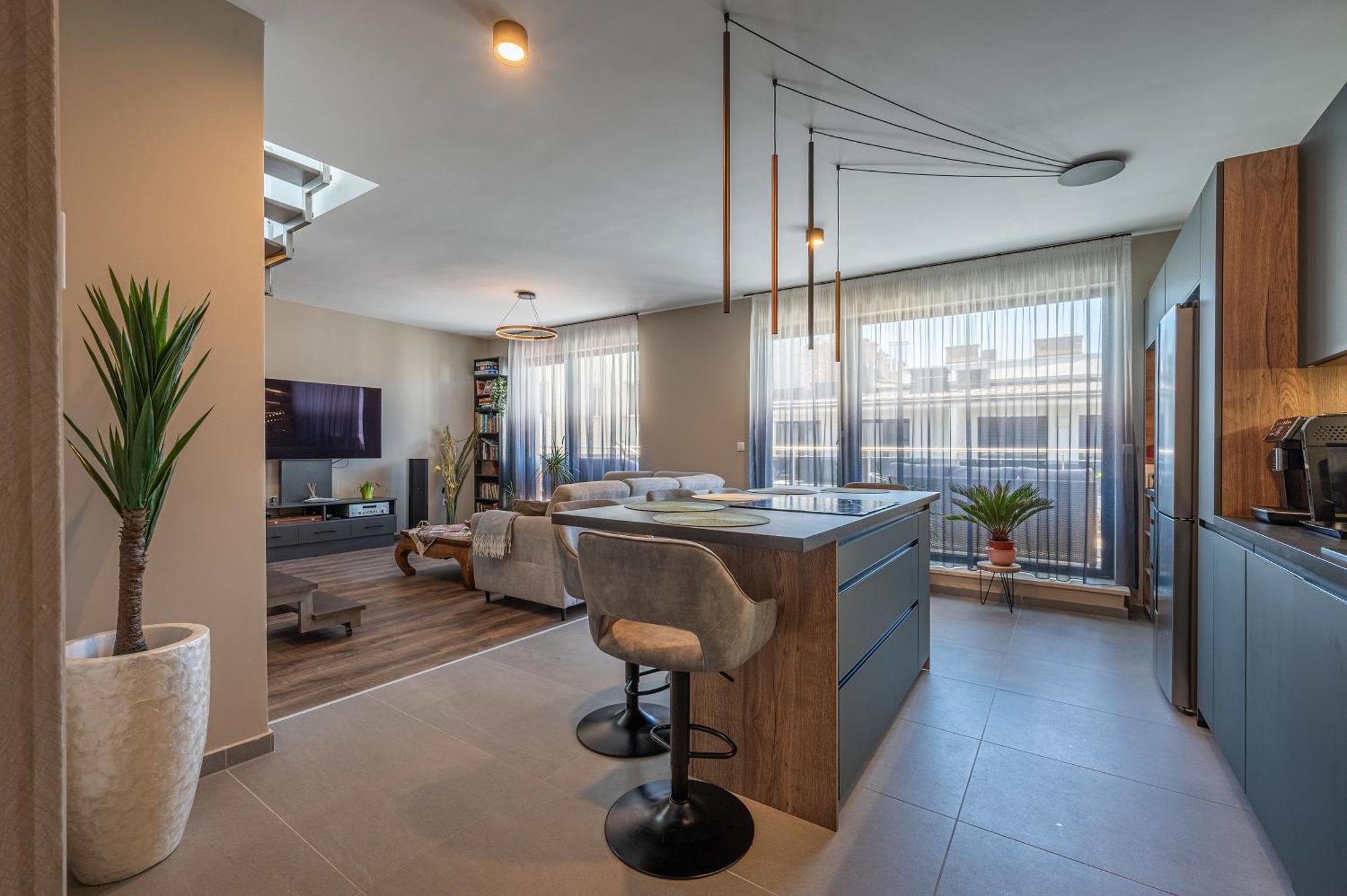 Luxury Penthouse W Garage - Centre Apartment *