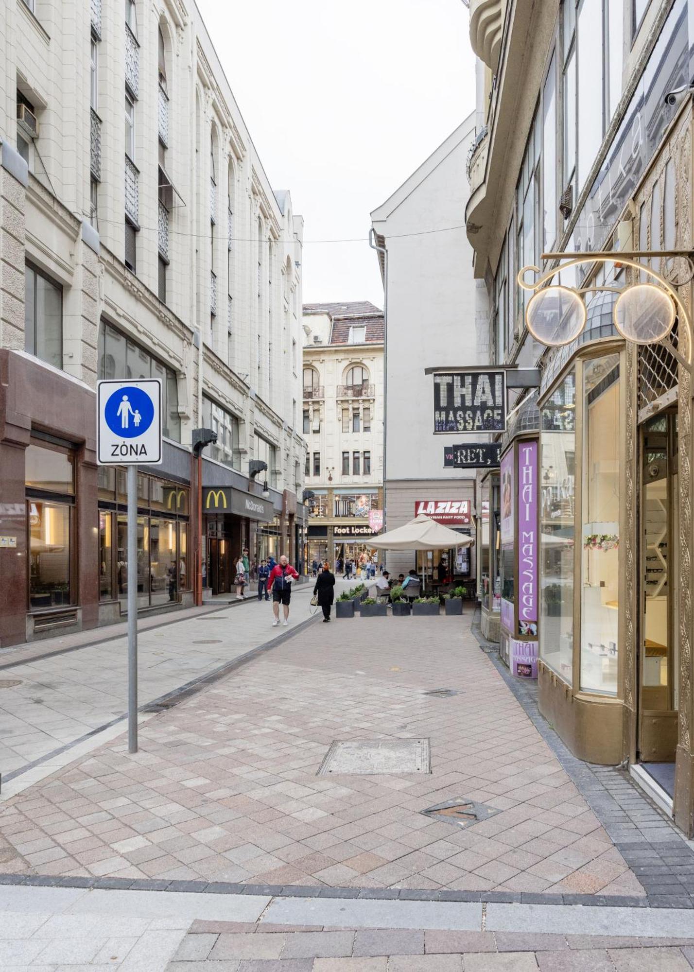 Apartament Skyline Serenity Retreat - Regi Famous Street