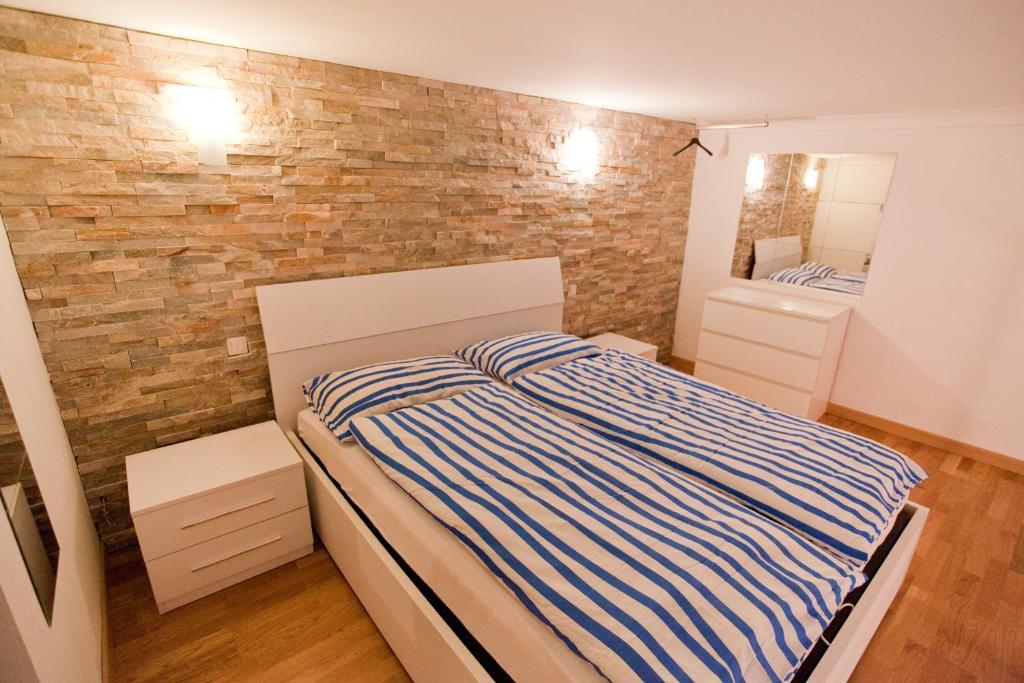10 House Budget Apartment