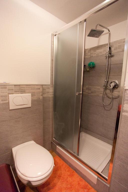 10 House Budget Apartment