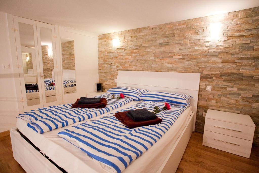 10 House Budget Apartment *