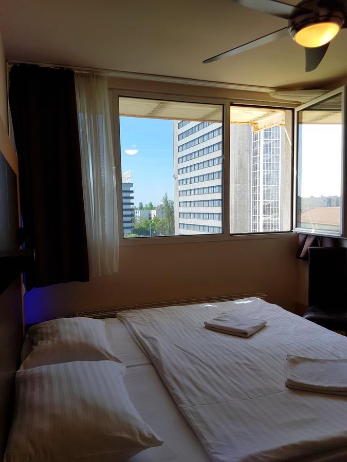 Pest Hotel