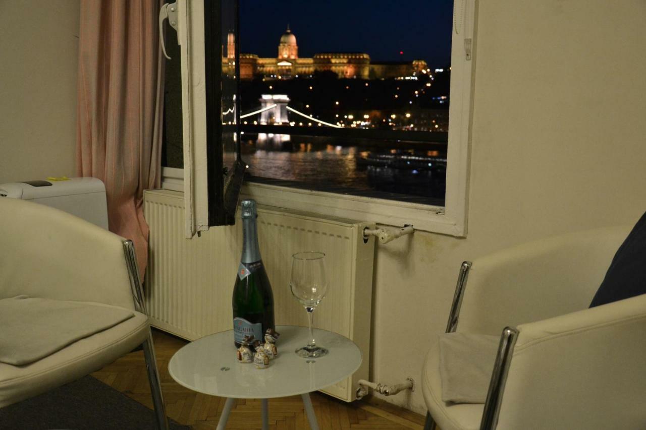 Castle And Danube Panorama Apartament *