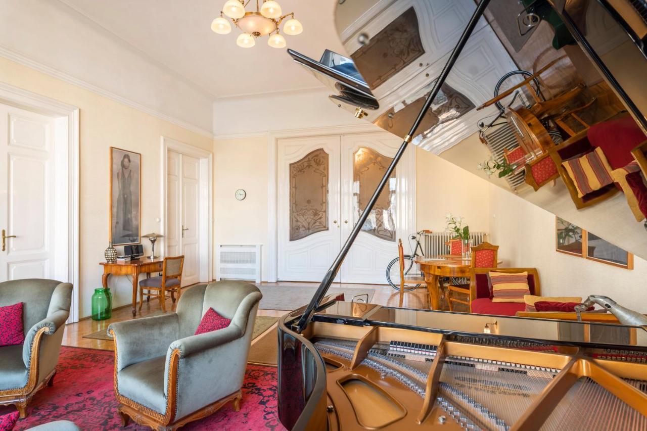 Stunning Spacious Art Nouveau Apart , Grand Piano Apartment *