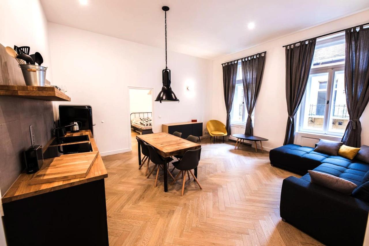 Iranyi - Flat In The Heart Of Downtown * Budapešť