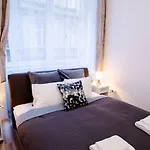 Cosy & Central A/C Apartment