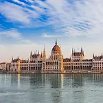 St Stephen Boulevard Apartment Next To Danube