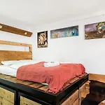The Green Iguana-Wooden Home