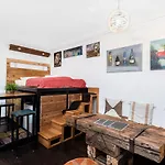 The Green Iguana-Wooden Home