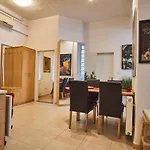 M52 Apartment - Hostaid