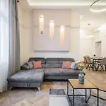3 Bedrooms Bright Flat In The Heart Of The City -Free Parking Need Reservation