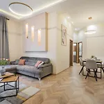 3 Bedrooms Bright Flat In The Heart Of The City -Free Parking Need Reservation