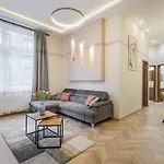3 Bedrooms Bright Flat In The Heart Of The City -Free Parking Need Reservation