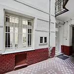 Garibaldi Apartment