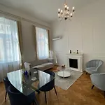 Karolina\'S Nyugati Apartment