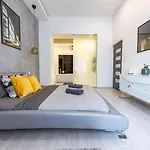 Luxury Nova Home next to the New York Café