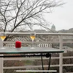 Luxury Apartment With Balcony View On Caslte