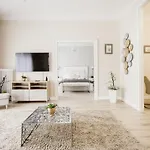 De Luxe 1-Bedroom, 2-Bathroom Condo In The Center