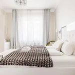 De Luxe 1-Bedroom, 2-Bathroom Condo In The Center