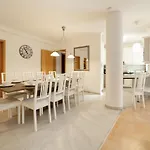 Gde Hollo Apartments