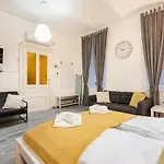 Theresa Loop Apartment