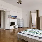 Gigantic Modern Apartment For Up To 10 Guests Next To Basilica!