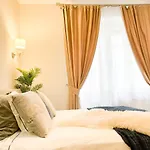 Downtown Deak-Ferris Wheel Luxury Home