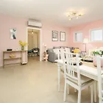 B104 - Liberty Bridge Lovely Home With Free Parking