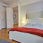 Spacious 1 Bed Basilica Apartment - With Balcony