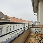Spacious 1 Bed Basilica Apartment - With Balcony